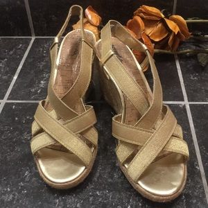 🛍👠Merona Gold Metallic Wedged Heels